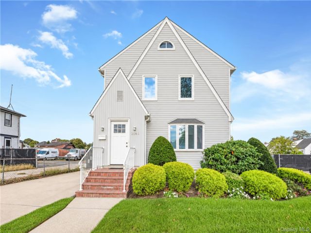  3 BR,  1.00 BTH &nbsp;Colonial style home in North Bellmore