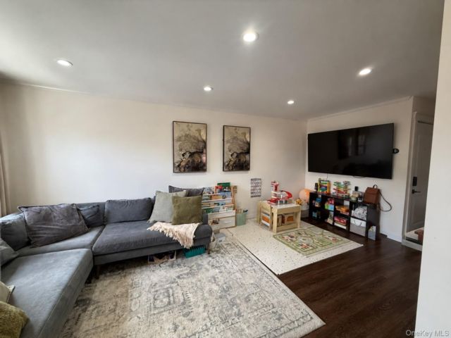  3 BR,  2.00 BTH &nbsp;Other style home in Flushing