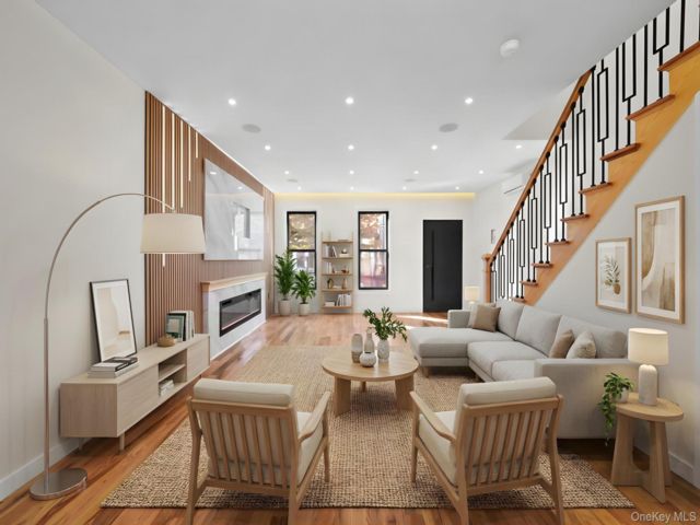  3 BR,  4.00 BTH &nbsp;House style home in Cypress Hills