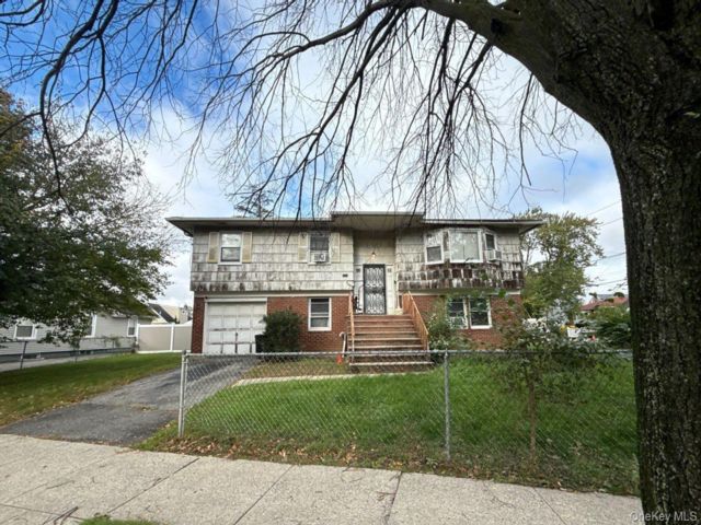  4 BR,  2.00 BTH &nbsp;Hi ranch style home in Rockville Centre