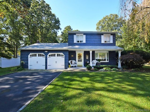  3 BR,  2.00 BTH &nbsp;Colonial style home in Middle Island