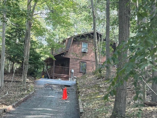  3 BR,  2.00 BTH &nbsp;Colonial style home in Wading River