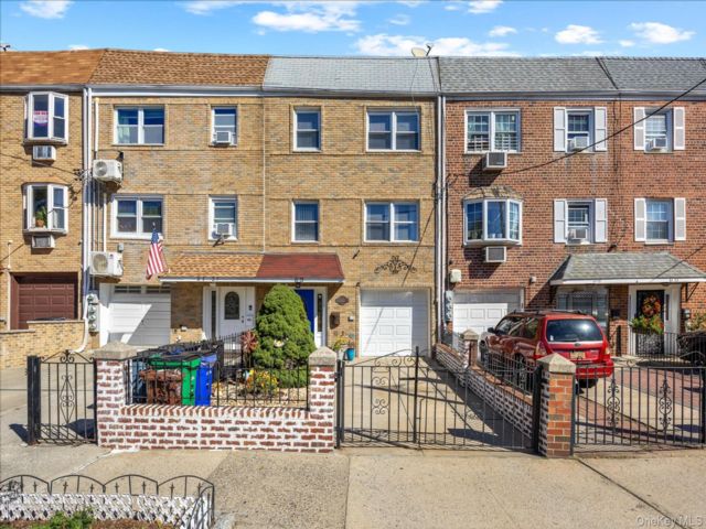  7 BR,  3.00 BTH &nbsp;House style home in Middle Village