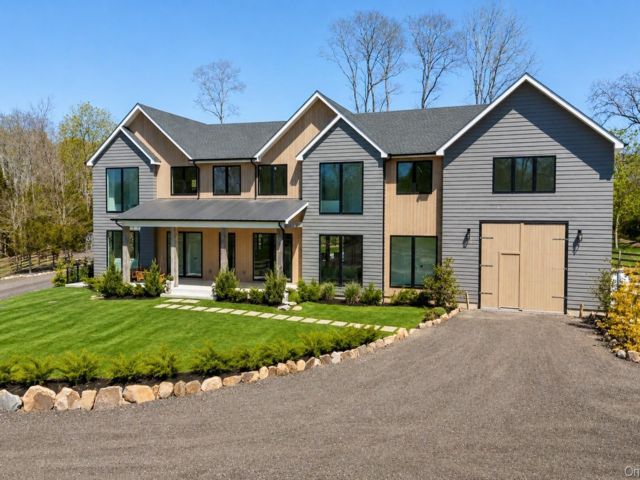  7 BR,  9.00 BTH &nbsp;Farmhouse style home in Northville