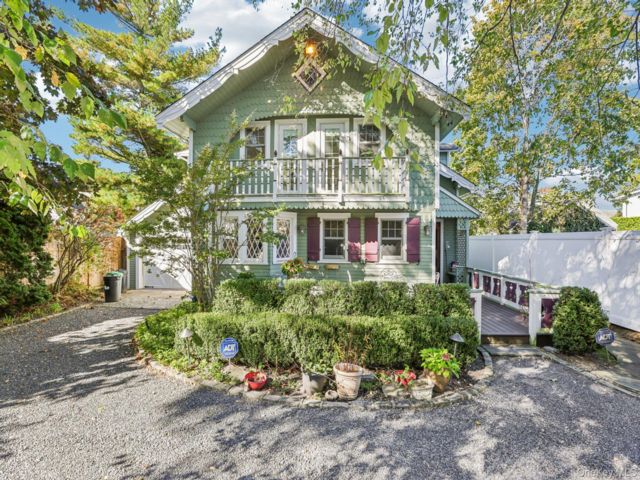  3 BR,  2.00 BTH &nbsp;Colonial style home in Woodmere