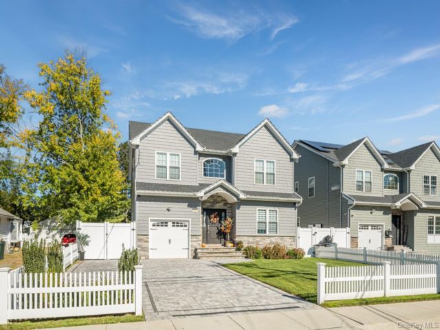  4 BR,  3.00 BTH &nbsp;Colonial style home in East Rockaway