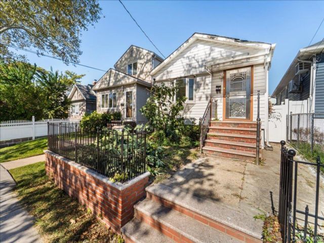  3 BR,  2.00 BTH &nbsp;A-frame style home in College Point