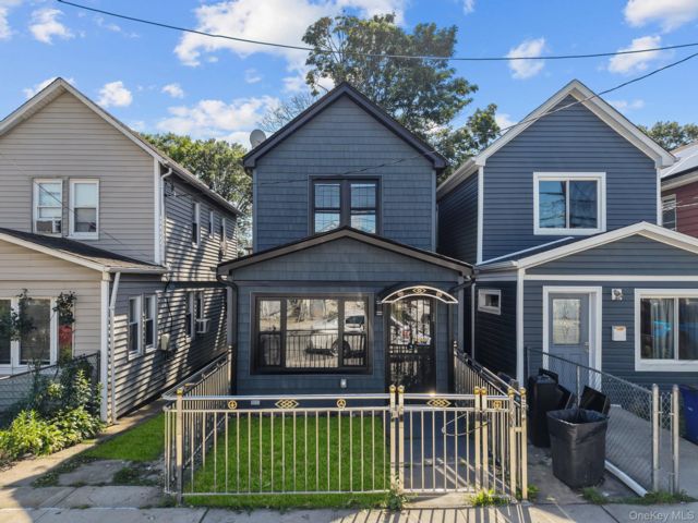  4 BR,  4.00 BTH &nbsp;Colonial style home in Jamaica