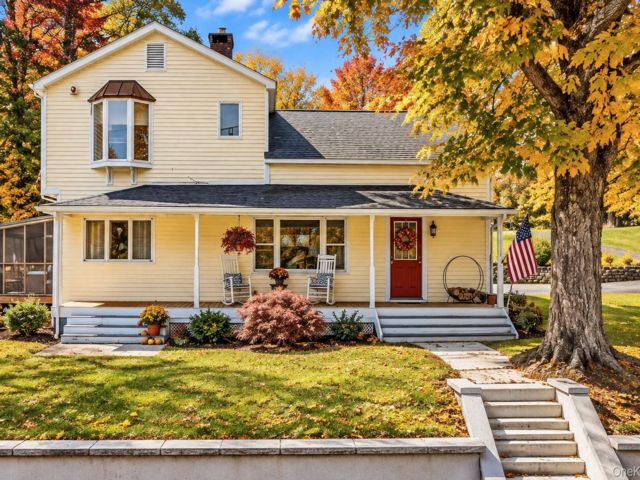  5 BR,  3.00 BTH &nbsp;Colonial style home in Westtown