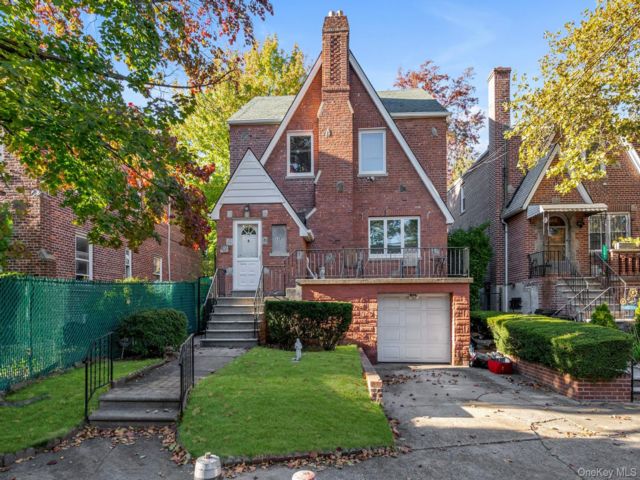  4 BR,  3.00 BTH &nbsp;Tudor style home in Pilgrim