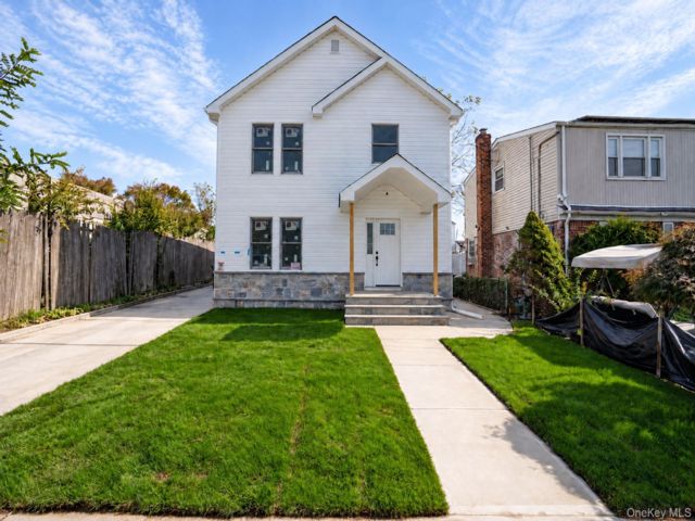  5 BR,  3.00 BTH &nbsp;Colonial style home in Mineola