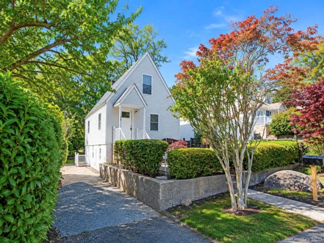  4 BR,  3.00 BTH &nbsp;Cape cod style home in Rocky Point