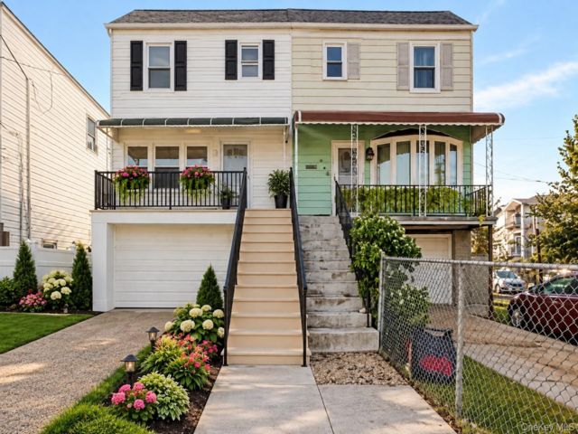  3 BR,  1.00 BTH &nbsp;Colonial style home in Arverne