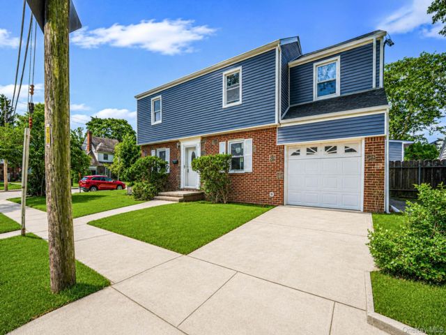  3 BR,  2.00 BTH &nbsp;Colonial style home in Lynbrook