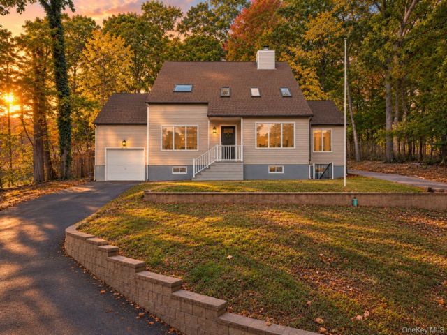  3 BR,  4.00 BTH &nbsp;Cape cod style home in Stony Brook