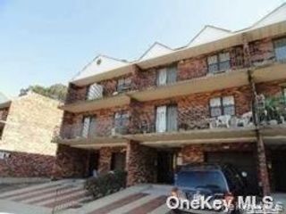 1 BR,  1.00 BTH &nbsp;Condo style home in Douglaston