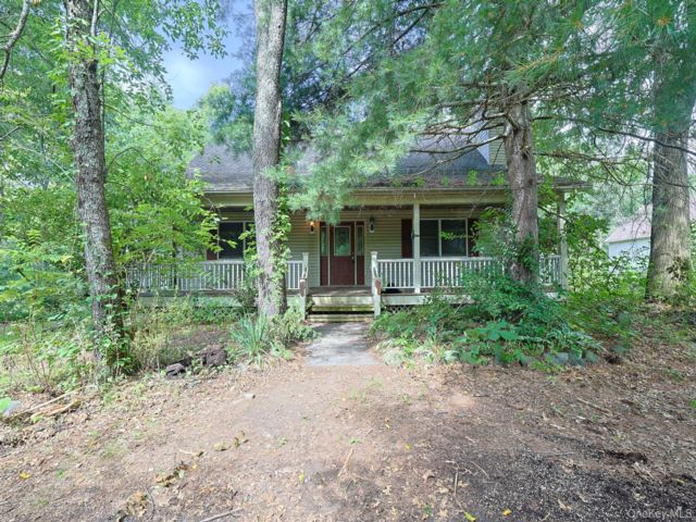  4 BR,  2.00 BTH &nbsp;Cape cod style home in Newburgh