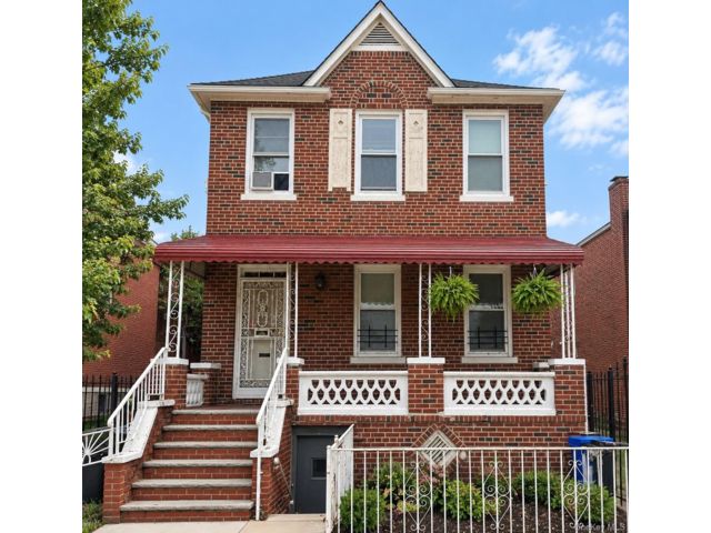 5 BR,  3.00 BTH &nbsp;Colonial style home in Brownsville