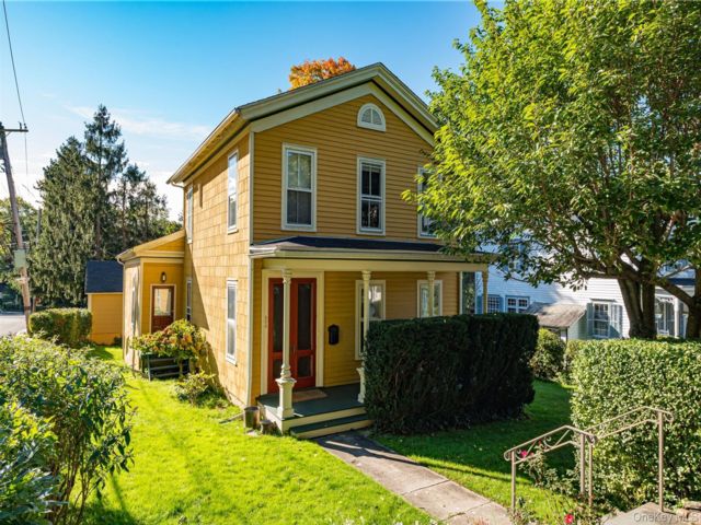  3 BR,  2.00 BTH &nbsp;Colonial style home in Port Jefferson