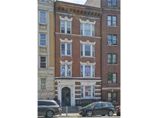 19 BR,  8.00 BTH &nbsp;House style home in Fordham