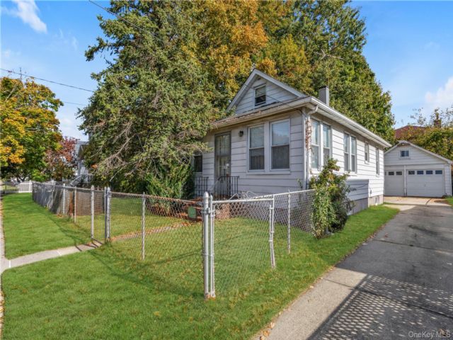  2 BR,  1.00 BTH &nbsp;Bungalow style home in Glen Oaks