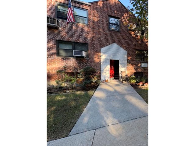  2 BR,  1.00 BTH &nbsp;Garden style home in Howard Beach
