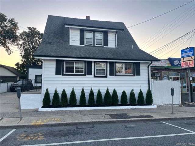  1 BR,  1.00 BTH &nbsp;Includes legal  style home in Valley Stream