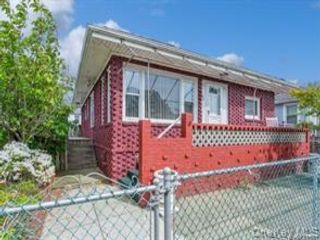  3 BR,  1.00 BTH &nbsp;Bungalow style home in Lido Beach