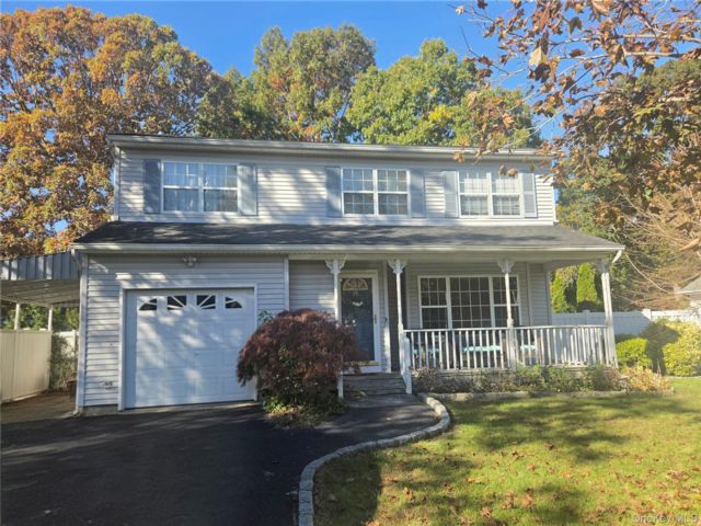  4 BR,  3.00 BTH &nbsp;Colonial style home in Selden