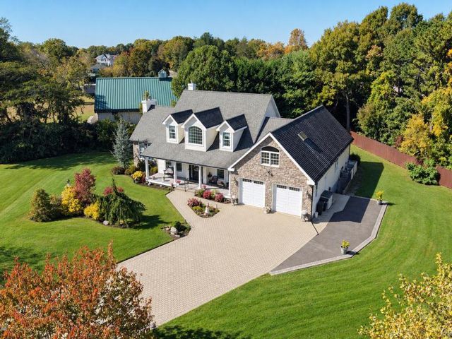  5 BR,  4.00 BTH &nbsp;Exp ranch style home in Bohemia