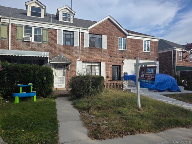  3 BR,  2.00 BTH &nbsp;House style home in Fresh Meadows