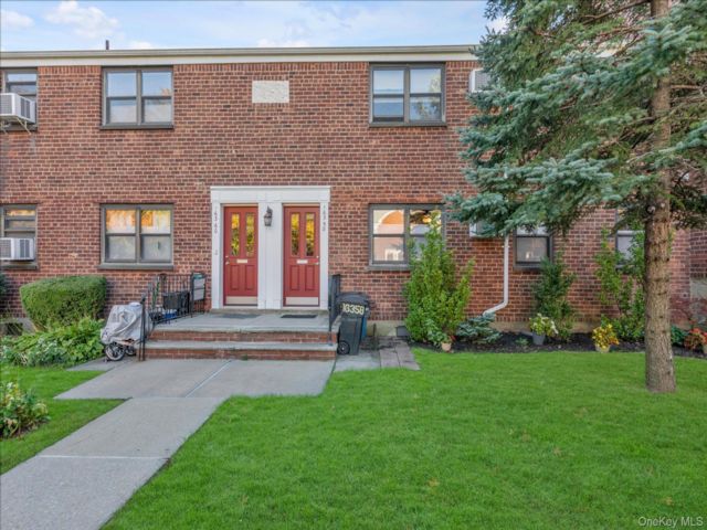  2 BR,  1.00 BTH &nbsp;Garden style home in Whitestone