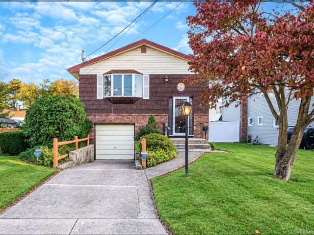  3 BR,  1.00 BTH &nbsp;Hi ranch style home in West Babylon