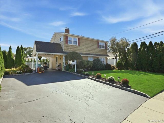  3 BR,  2.00 BTH &nbsp;Colonial style home in Wantagh