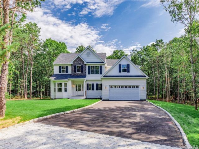  4 BR,  3.00 BTH &nbsp;Colonial style home in Center Moriches