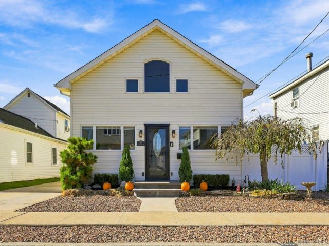  4 BR,  3.00 BTH &nbsp;Colonial style home in Freeport