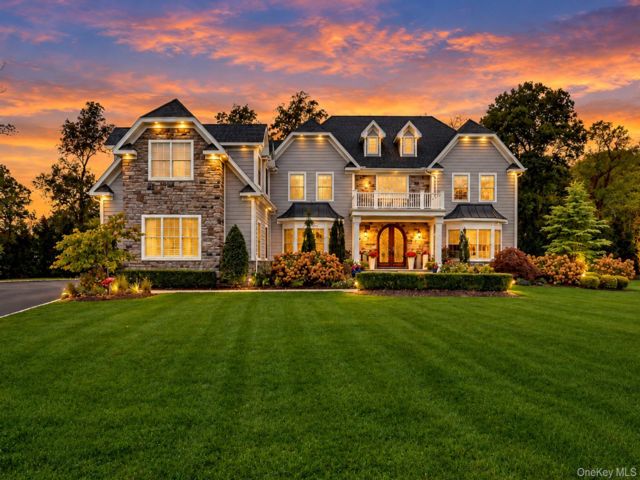  6 BR,  6.00 BTH &nbsp;Colonial style home in Dix Hills