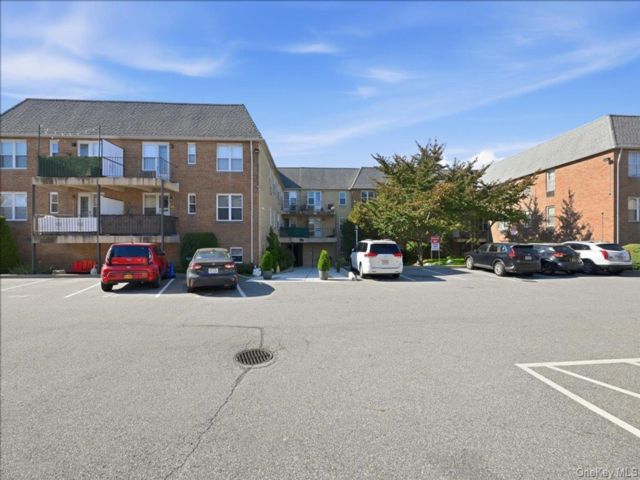  1 BR,  1.00 BTH &nbsp;Mid rise style home in Lynbrook