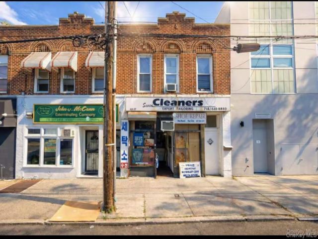  6 BR,  2.00 BTH &nbsp;House style home in Flushing
