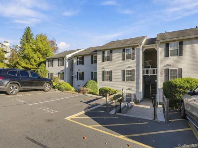  2 BR,  2.00 BTH &nbsp;Mid rise style home in Harriman