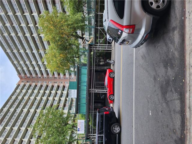  1 BR,  1.00 BTH &nbsp;Mid rise style home in Rego Park