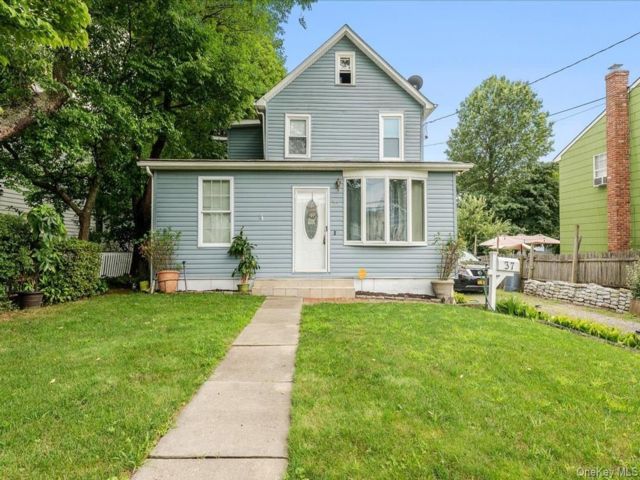  5 BR,  2.00 BTH &nbsp;Colonial style home in Glen Cove