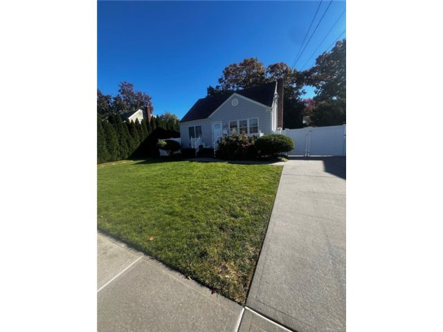  4 BR,  2.00 BTH &nbsp;Cape cod style home in Copiague