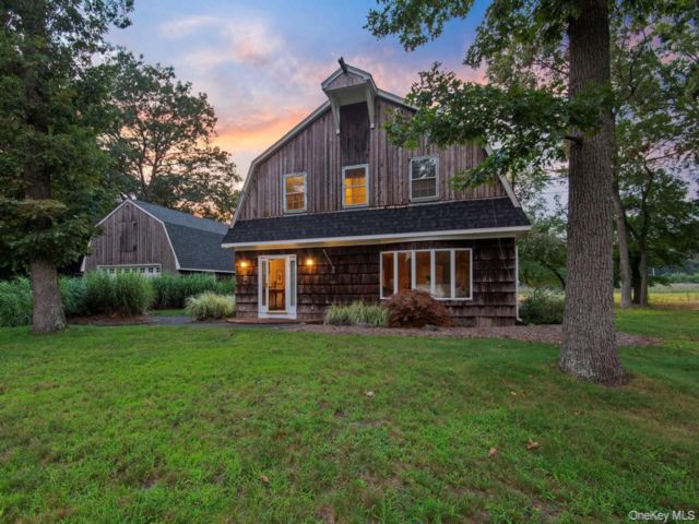  5 BR,  4.00 BTH &nbsp;Colonial style home in Middle Island