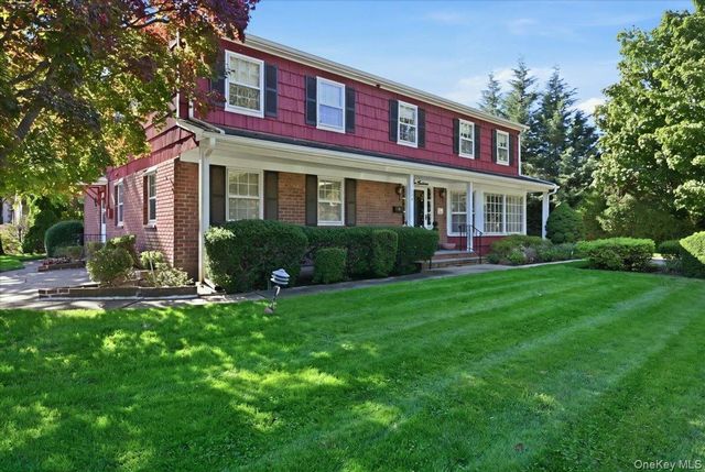  4 BR,  4.00 BTH &nbsp;Colonial style home in Garden City