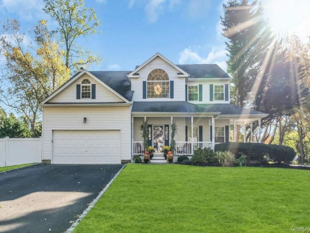  4 BR,  3.00 BTH &nbsp;Colonial style home in Smithtown