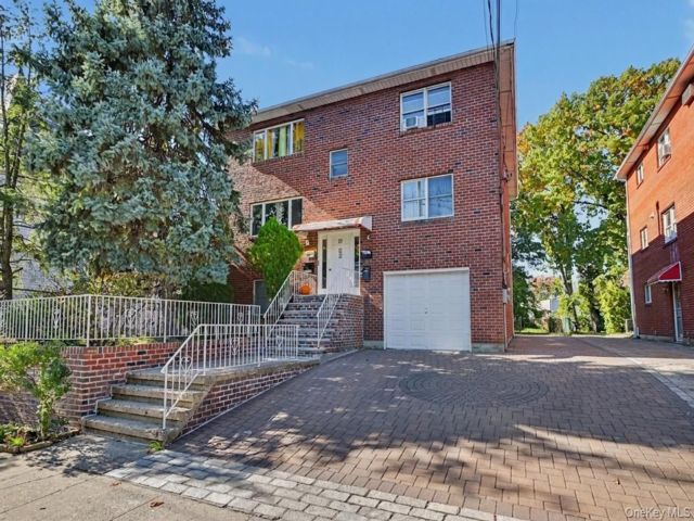  7 BR,  5.00 BTH &nbsp;House style home in Yonkers