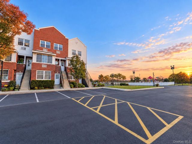  3 BR,  3.00 BTH &nbsp;Condo style home in Cornell