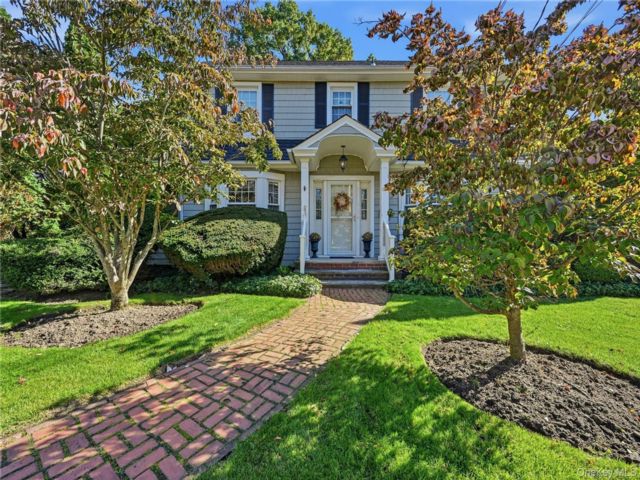  3 BR,  2.00 BTH &nbsp;Colonial style home in Rockville Centre