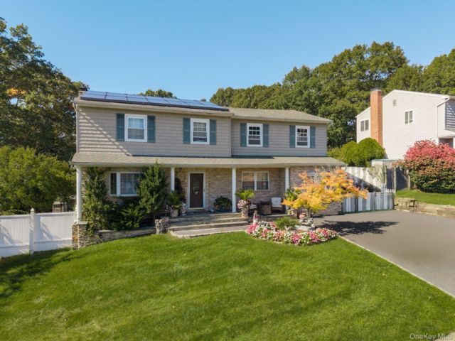  5 BR,  4.00 BTH &nbsp;Colonial style home in Farmingville